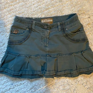 Jeanskjol med volanger - Snygg kjol från Galliano med volanger. Midjemått 39cm, säljer för har en liknande! 
