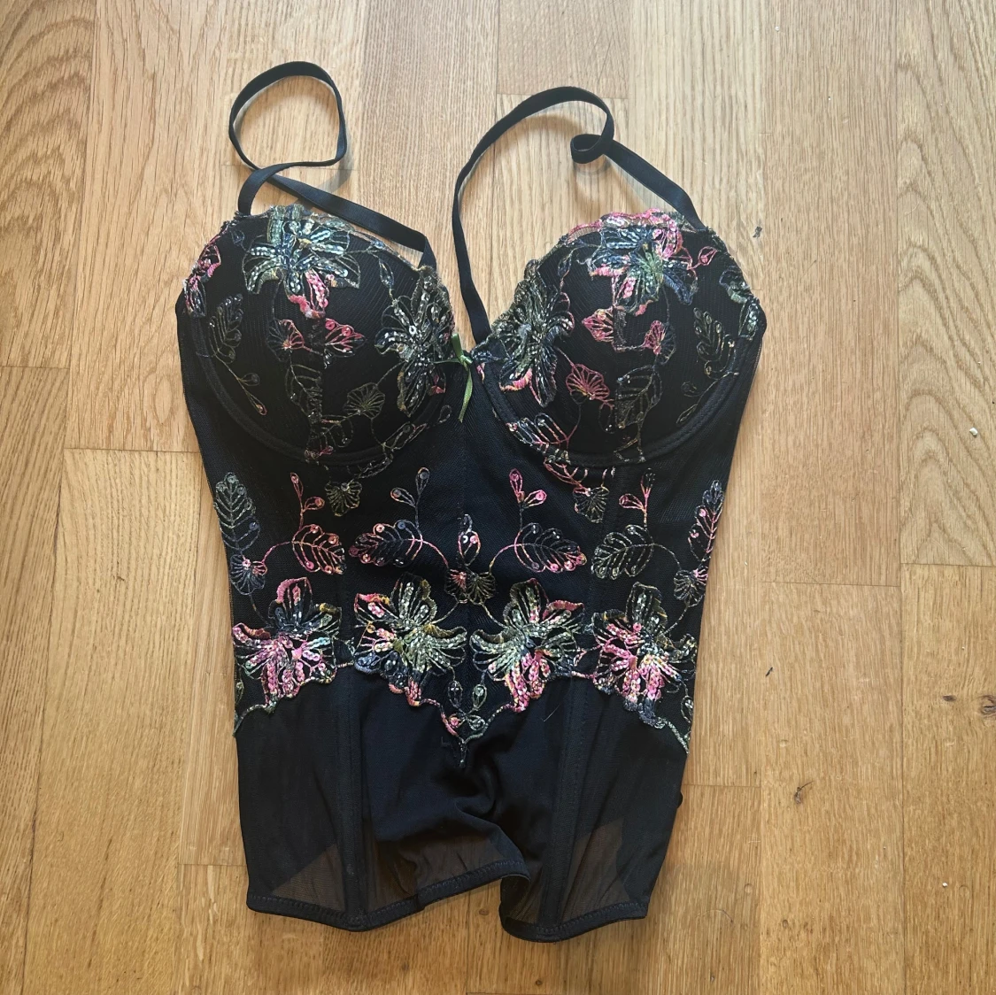 Svart blommig korsett med broderi