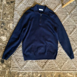 Mörkblå tröja - Halv zip tröja ifrån Mango som är i mycket bra skick