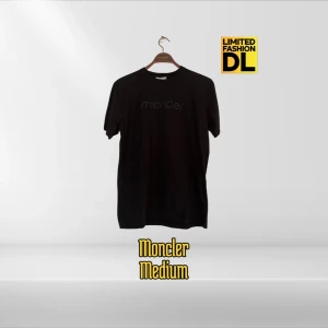 Svart Moncler t-shirt med logga - Svart t-shirt från Moncler med klassisk passform och diskret Moncler-logga tryckt på bröstet. T-shirten har rund halsringning och korta ärmar, tillverkad i mjuk bomull som känns skön mot huden. Perfekt för en clean och stilren look.
