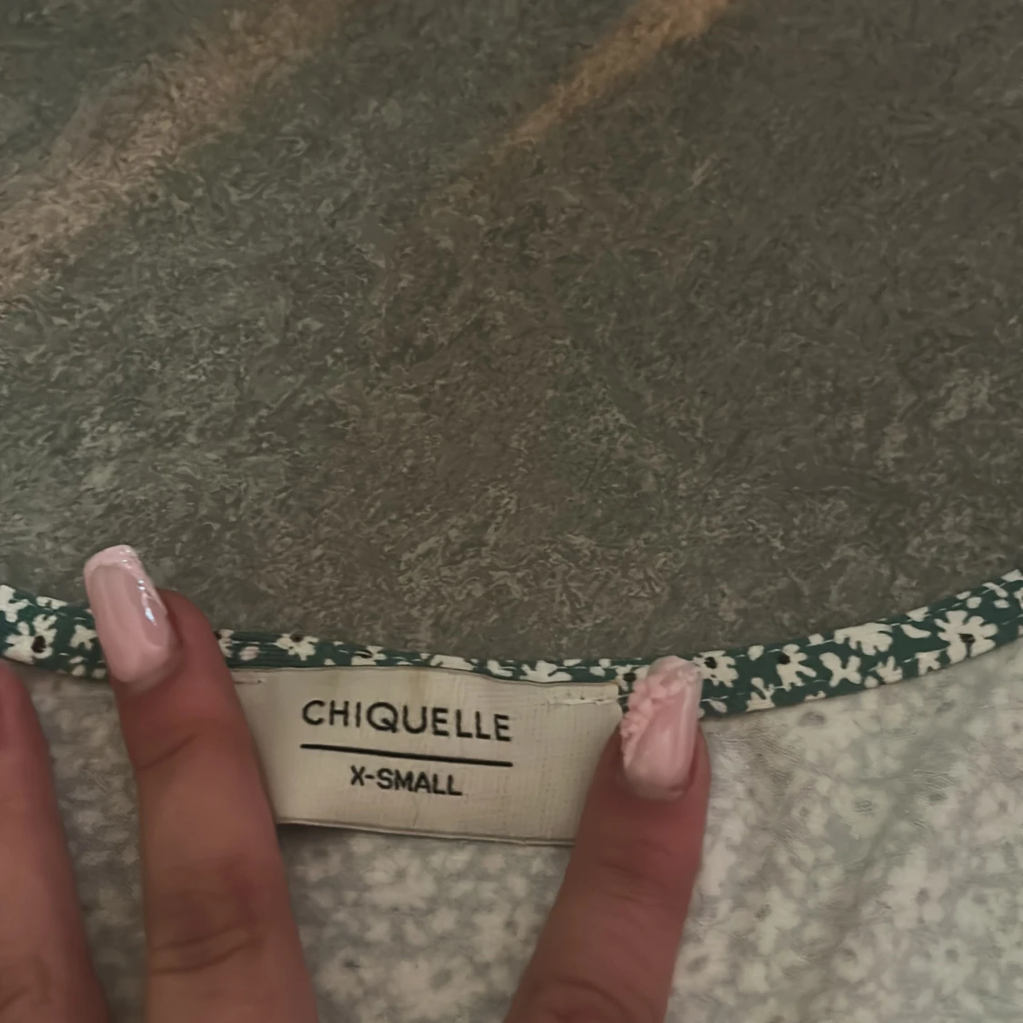 Grön blommig omlottklänning Chiquelle - 3