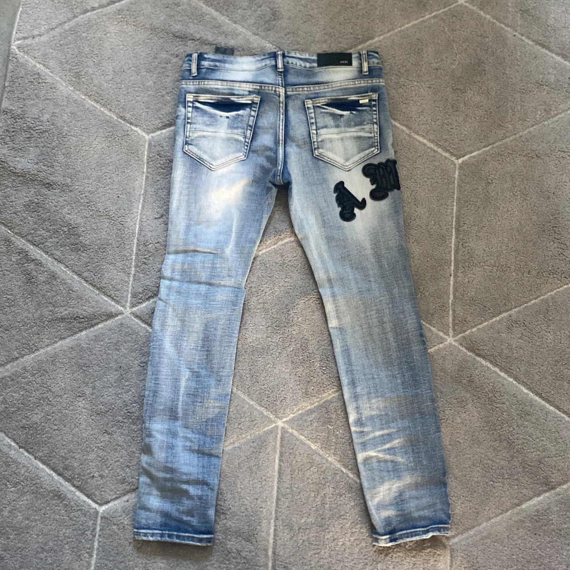 AMIRI ljusblå skinny jeans med patch - 1