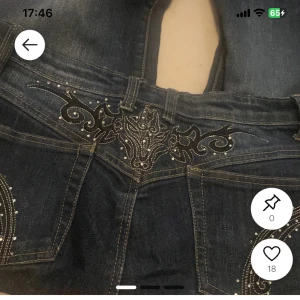 y2k jeans broderade - (OBS MINA BILDER HAR EN TILL ANNONS MEN DENNA ÄRE GRATTIS FRAKT😍🫶)Snygga mörkblå jeans coolt broderi samt pärldetaljer på bakfickorna och bakre linningen. Jeansen har klassisk femficksdesign och är tillverkade i jeansmaterial. Perfekta för dig som vill sticka ut lite extra med detaljer.(några pärlor har ramlat av men inget man tänker på!) (läs den andra annonsen på samma byxor i min profil för mer beskrivning tänkte för de är grattis frakt på dennna annons😍)