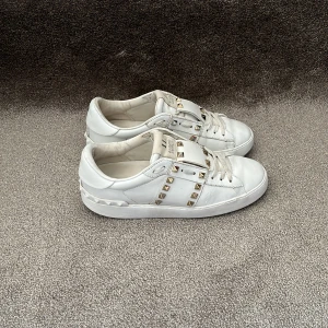 Valentino Open - Hej! Säljer dessa super snygga Valentino Open Rockstud skor för tjejer! Skorna är i ett fint skick och har blivit tvättade, repaintade och har fått utbytesnitar på sidan!😊smått slipade på sulan men påverkar inte användningen alls! 🙌 Skorna är äkta vilket jag rekommenderar och står för! KVITTO finns!! Eftersom dessa är i modellen Open Rockstud så kostar dessa 8500kr nya istället för 7200kr nya som vanliga opens utan nitar! Box, dustbag, kort, kvitto och original nitarna medföljer vid köp!🙌MVH DC🔹