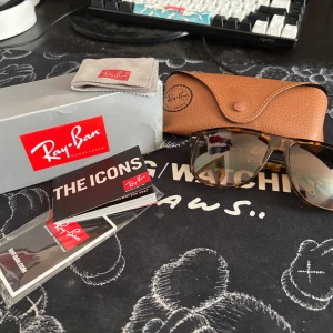 Ray-Ban Boyfriend leopardmönstrade solglasögon - Säljer ett par Ray-Ban Boyfriend RB4147 med leopardmönstrad båge i brunt och gult. Snygg klassisk form, tillverkade i Italien. Kommer med originalfodral, putsduk och box. Perfekta för dig som vill sticka ut med stil.