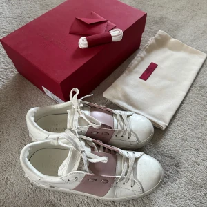 Valentino Garavani Open sneakers vit/rosa - Säljer nu mina fina sneakers i bra skick! Kommer med originalkartong, extra skosnören och dustbag. Pris kan diskuteras 