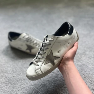 Golden Goose - Tja! Säljer nu dessa riktigt feta golden goose skor!! Boxen ingår ej‼️Storlek 43. E lite slitna vid hälen, hör av dig om du vill ha bättre bilder👍Nypris ca 5000kr. Frågor? Hör av dig 🤙 Pris är självklart diskuterbart🙌Slå till😉