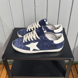 Golden goose  - Säljer nu dessa populära golden goosen i den mest eftertraktade färgen som är perfekta inför sommaren |  skick - 9/10 | storlek - 42 | Inget og medföljs | skriv vid frågor och funderingar !!