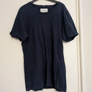 T-shirt Ljung by Marcus Larsson  - Lite ytnoppor förekommer men är i övrigt väldigt bra skick. Härligt, mjukt material. 100% bomull. Kika gärna på fler varor, kan ordna paketpris.