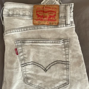 Levi's 511 ljusgrå jeans - Säljer ett par Levi's 511 jeans i en snygg ljusgrå tvätt. Modellen är slim. Storlek 32/32