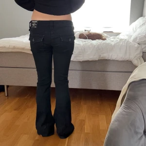 Svarta flare jeans Joey Low Rise Flare - Säljer ett par slutsålda svarta jeans från True Religon med låg midja och utsvängda ben. Jeansen är i modellen Joey och i storlek 26. Jag är 165 och jeansen är lite långa för mig. Köpte dem på raglady för 1299 kr.💕💕