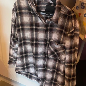 Rutig svartvit skjorta med ficka - Använd fåtal gånger 