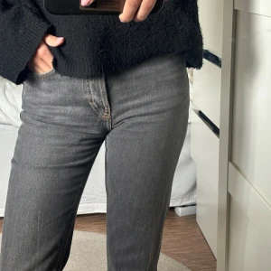 Grå raka jeans från Weekday - Snygga grå jeans från Weekday, säljer då jag inte får användning av dom längre😊 jeansen sitter snyggt och är i bra skick tycker jag. Storlek W24 L30. Passar någon som är ca 160💕