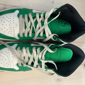 Nike Air Jordan 1 lucky green - Säljer ett par Nike Air Jordan 1 lucky green. Har knappt används och finns inget slitage.