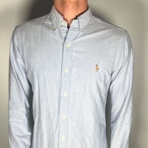 Ralph lauren skjorta - En riktig snygg och trendig Ralph lauren skjorta i fint skick förutom att den har en lite missfärgningen på ena axeln (bild2), Storlek S, slimfit, vid frågor är de bara att skriva // Gramenti 