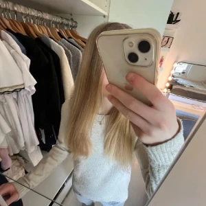 Beige stickad tröja  - Mysig ljus stickad tröja i bomull med rund halsringning och långa ärmar. Enkel och stilren design som passar perfekt till jeans eller kjol. Tröjan är super fin och passar till allt. 