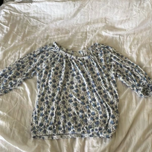 Blommig blus från KappAhl - supersöt blus med blommönster, har ett lent och tunnt tyg och har använts ett fåtal gånger 💕 skriv vid frågor!