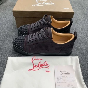 Christian Louboutin svarta sneakers med nitar - Snygga svarta sneakers från Christian Louboutin i mocka med coola svarta nitar på tån. Skorna har rund tå, snörning och en platt sula. Insidan är beige och de har en exklusiv vibe som sticker ut i mängden. Skorna är lite använda men i mycket bra skick.Allt og ingår! Skirv vid frågor eller mer bilder🍾⚜️