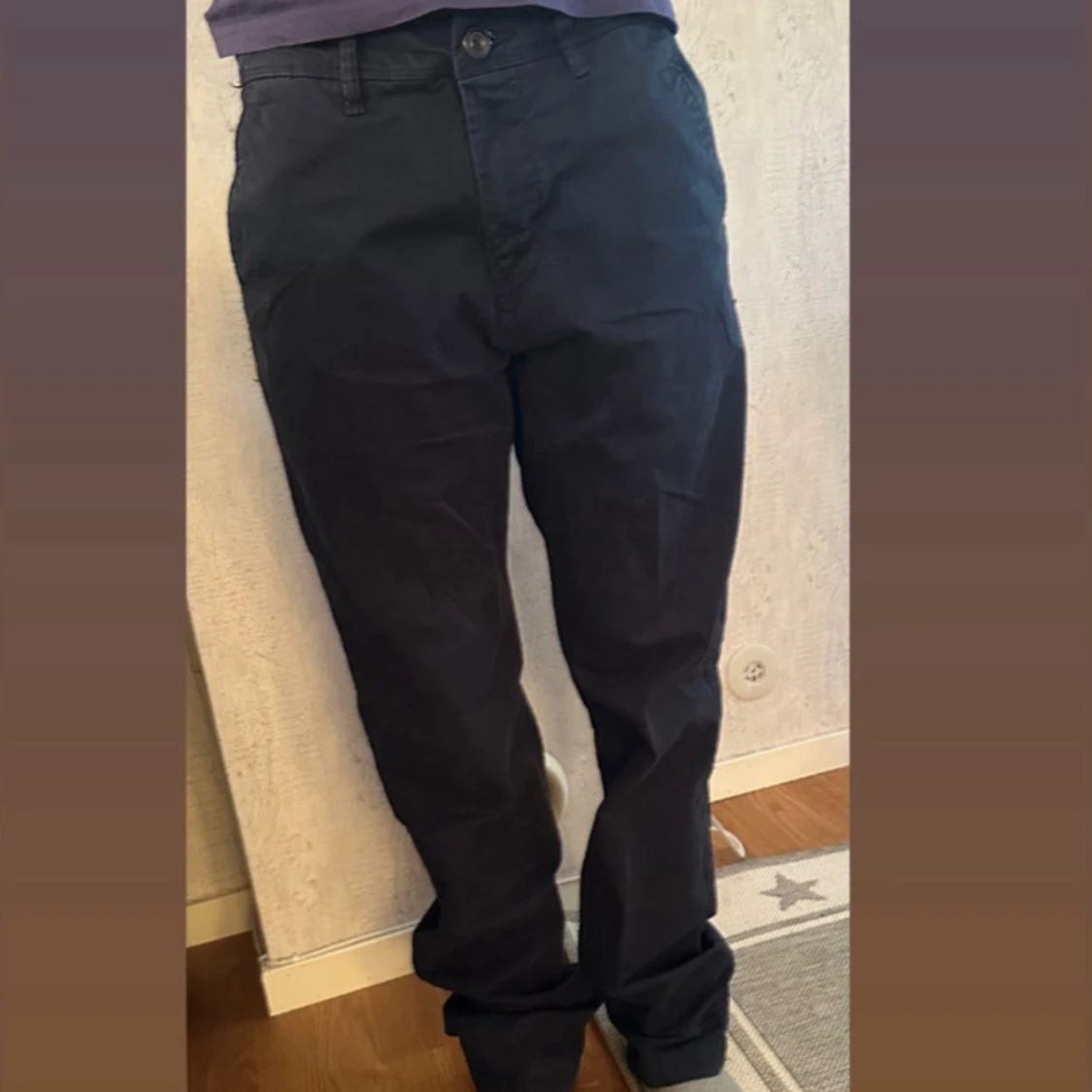 mörkblåa chinos med raka ben