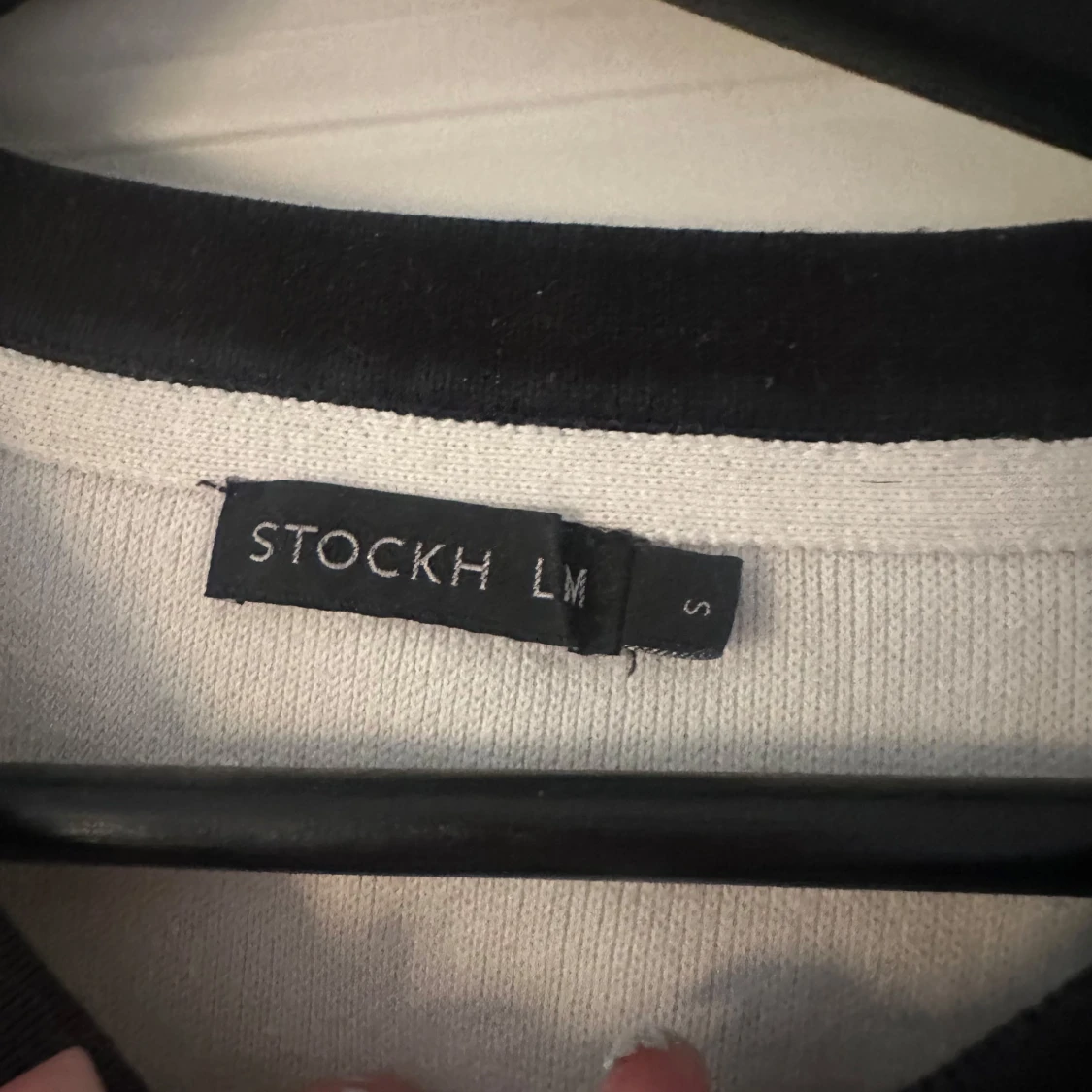 Vit kofta med svarta detaljer Stockh LM - 1