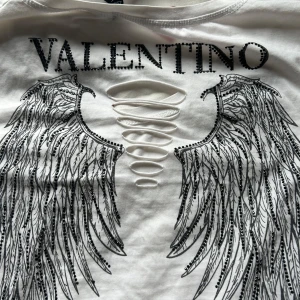 Y2k T-shirt - Figursydd T-shirt med glitterstenar, valentino tryck och vingar på ryggen