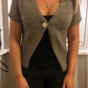 Beige stickad kofta med knapp - Kortärmad beige stickad tröja från Zara med en snygg knapp framtill, som passar till många outfits. Storlek xs-s❤️