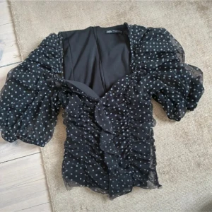 Prickig topp - Super söt och populär prickig topp!💕 fin till vardags och fest🍒 klippt nedtill 