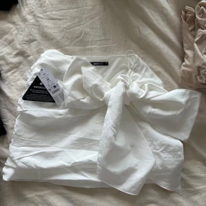 HELT NY kort kjol - Superfin lyxig kort kjol från gina tricot. Ej använd med prislapp kvar, för kort på mig tyvärr. Superfin detalj att man knyter en stor rosett på framsidan! Passar såå fint till vardag & festliga tillfällen 🩷