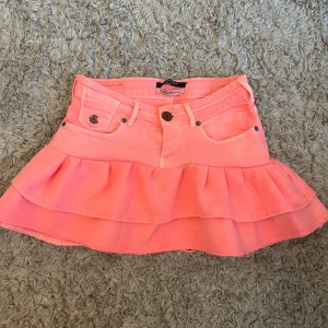 Jeanskjol/ volangkjol - jättefin neon rosa jeanskjol/ volangkjol  som jag själv har sytt! passar pergekt till sommaren, 74 cm totalt i midjemått men tyget är lite stretchigt också🩷