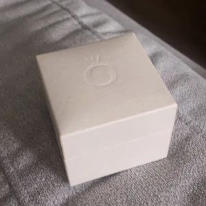 Pandora silverring med oval sten - Snygg silverring från Pandora med en oval, klar sten i mitten. Ringen har en stilren och enkel design som passar perfekt till dig som gillar klassiska smycken. Kommer i original ask från Pandora.