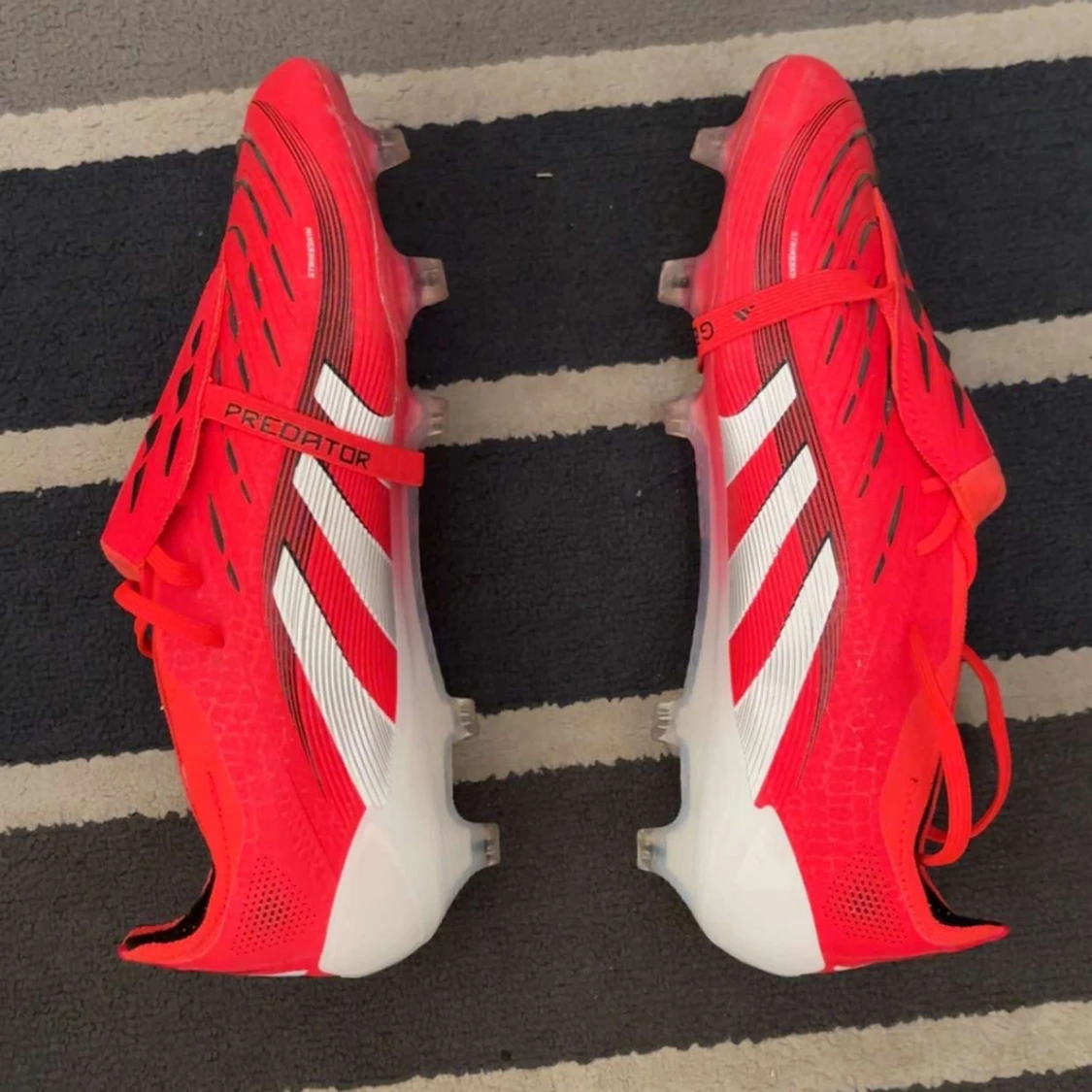 Röda Adidas Predator fotbollsskor - 3