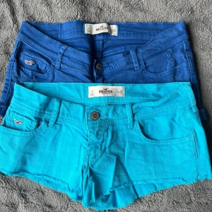 Blå och turkosa shorts från Hollister - Säljer två par snygga lågmidja shorts från Hollister i blått och turkost. Storlek w26 eller XS/S.