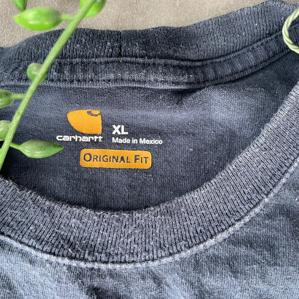 Säljer en Carhartt långärmad tröja i en snygg blå färg. Storlek XL för en rymlig och bekväm passform. Tröjan är i mycket bra skick, knappt använd. ✔️ Slitstarkt och bekvämt material ✔️ Klassisk design med bröstficka och Carhartt-logga ✔️ Perfekt för vardagsbruk eller arbete Snabb och smidig leverans efter köp. Hör av dig vid frågor. Neuletakit & Villapaidat.