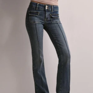 Lågmidjade jeans - Från Nelly i storlek 34, slutsålda på hemsidan❣️använda ca 2 gånger så helt i nyskick, hör gärna av dig för fler och egna bilder🫶🏼