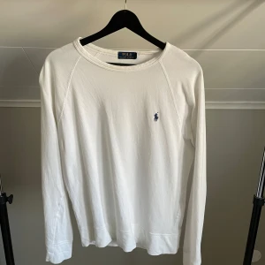 Vit långärmad tröja från Ralph Lauren - Säljer en stilren vit sweatshirt från Ralph Lauren, vid frågor hör av er🤝🏻