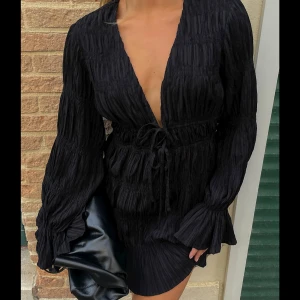 SÖKER - Söker denna i vit eller svart i storlek 34-36 :)