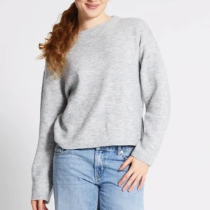 Grå stickad tröja - Säljer en mysig grå stickad tröja från Lager 157🩷 storlek Xs men passar även S