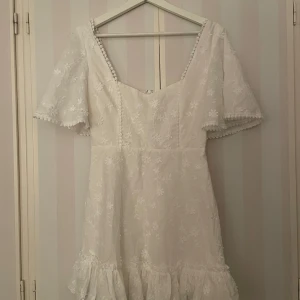 Studentklänning - Jättefin vit klänning från Showpo med blommig spets och volangdetaljer🫶🏻Perfekt till studenten!!