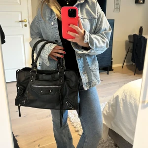 Svart väska - Snygg svart väska. Säljer pga att den inte kommer till användning längre.