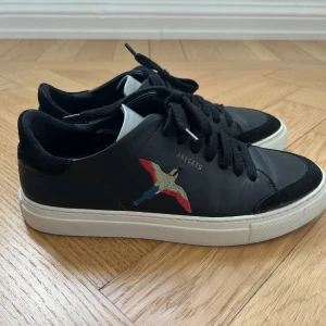 Axel Arigato - Svarta sneakers  - Superfina svarta Axel Arigato sneakers i storlek 40.5! Endast använda en gång så i nyskick! Nypris är 2500kr