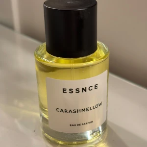 Carashmellow  - Carashmellow från essnce. Doftar jättegott men passar tyvärr inte mig! Endast testad nån gång så flaskan ser ännu orörd ut💓nypris: 390kr inkl frakt 