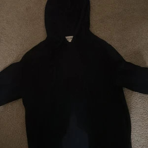 Mörkblå hoodie från Studios - Säljer en stilren svart hoodie från Studios i storlek S. Den har en klassisk design med huva och dragsko. Perfekt för en avslappnad look. Några defekter därav priset kom dm om du vill ha en bild på deffekterna