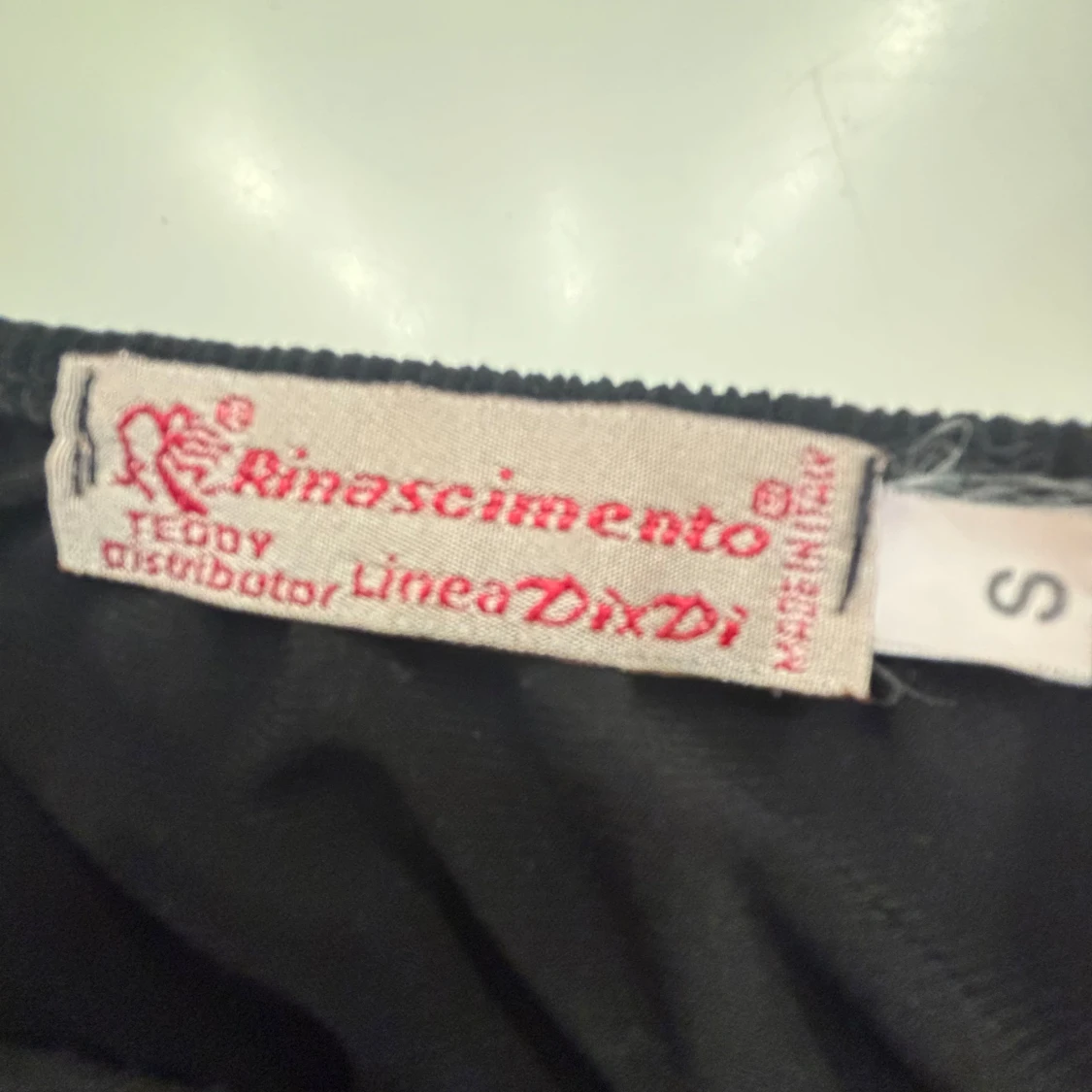 Svart plisserad topp från Rinascimento - 2