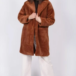 Brun coat från Second Female  - Ny pris 2449 kr. Säljer en mysig brun coat från Second Female. Jackan har en oversized passform och långa ärmar, perfekt för kyliga dagar. Den är gjord i ett mjukt material som ger en lyxig känsla.