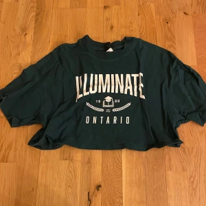 Grön croppad t-shirt från hm divided - Säljer en cool grön croppad t-shirt från hm divided! Så fin färg och jätteskönt material. Har aldrig använt❤️