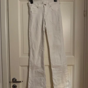 Vita jeansbyxor - Fina lågmidjade utsvängda jeans från hm. Har tyvärr blivit för små för mig så säljer vidare dessa nu💕