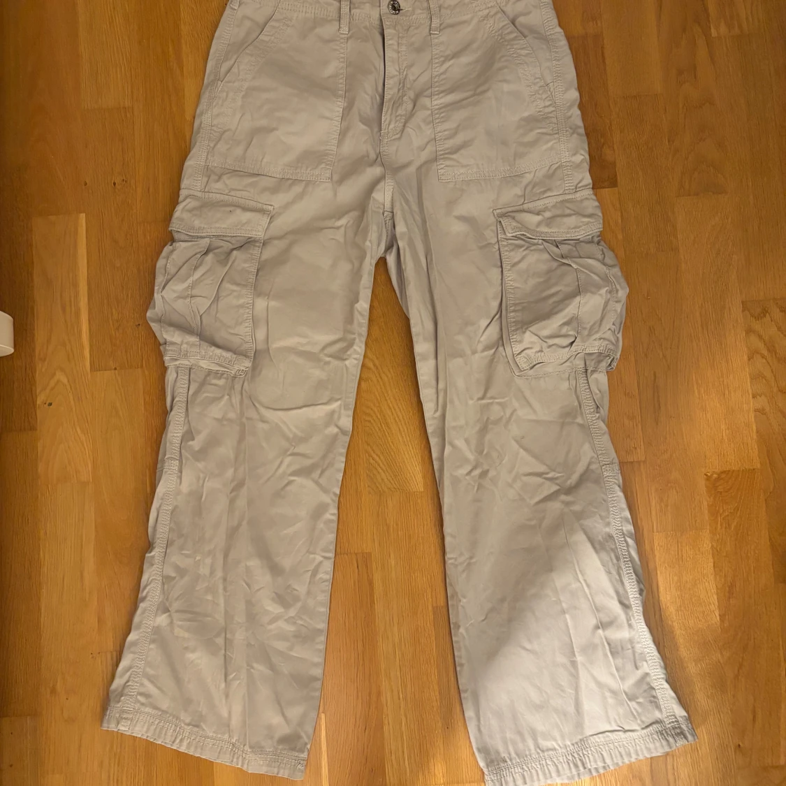 Beige cargobyxor från Bershka