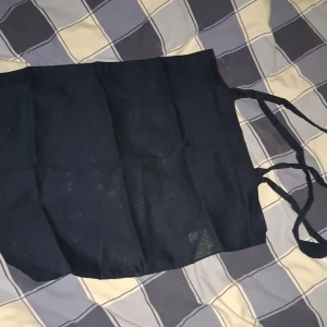 Svart shoppingväska med tryck - Allt