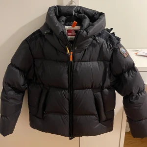 Svart jacka från Parajumper - Säljer min Parajumper jacka i storlek XS, den är köpt från Johnells på rean för 5599kr men den kostar egentligen 7999kr. Den är puffer och inte så lång i modellen, älllllskkar verkligen den men den är lite för kort i ärmarna för mig. Den är knappt använd.