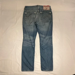Vintage True Religion Jeans - Made in USA (33x33) - Plagg: Vintage True Religion Jeans | Tillverkad i: USA | Färg: Blå | Storlek: 33x33 (ish) | Mått | Waist: 45cm | Inseam: 84cm | Leg Opening: 20cm